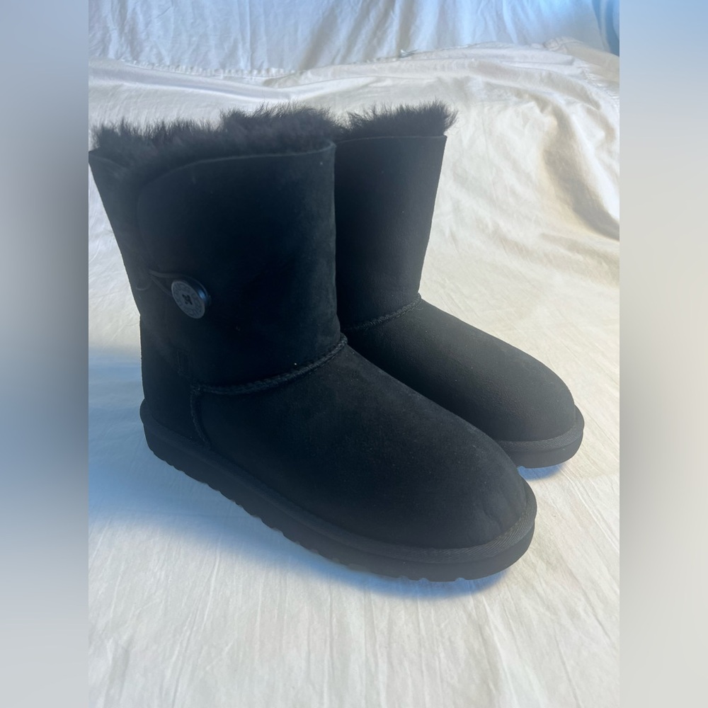 Ugg Bailey Button Boots l Black Suede Sheepskin Lined Big Kids 6 (ladies 8 )NWOB